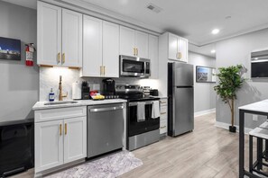 Private kitchen - Luxury-Style 3BR Condo+FloridaAve & DC DiningScene (Washington)