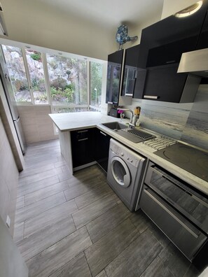 Private kitchen - Les flots bleus, waterfront, fantastic view of the bay, close to amenities (Villefranche-sur-Mer)