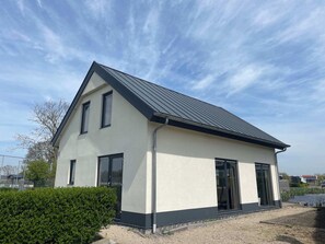Exterior - Villa With 5 Bedrooms and 2 Bathrooms (West-Graftdijk)