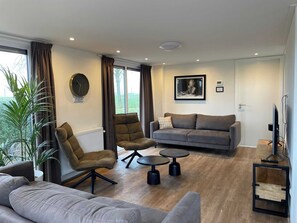 Living room - Villa With 5 Bedrooms and 2 Bathrooms (West-Graftdijk)
