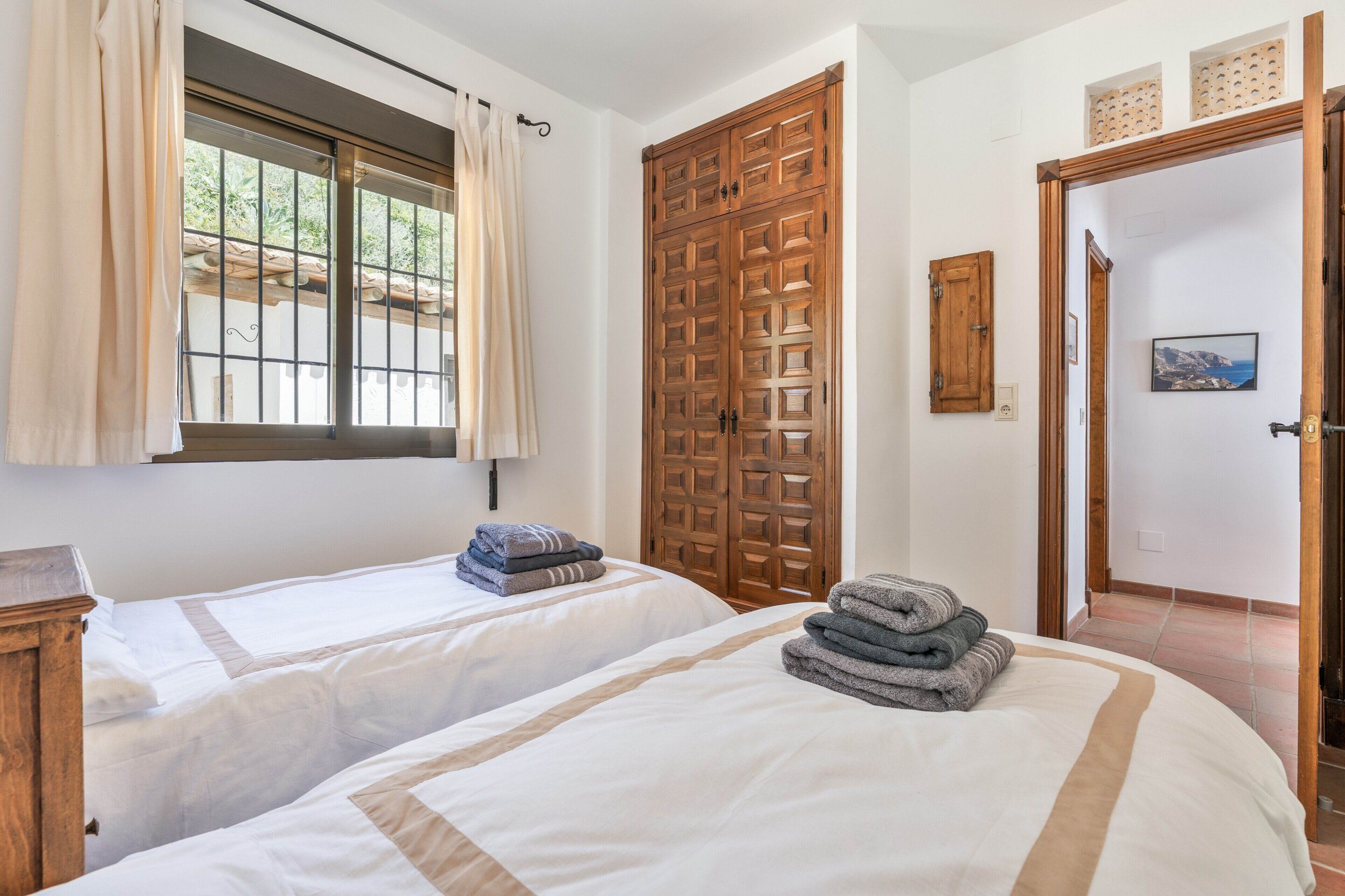 3 bedrooms, iron/ironing board, WiFi, bed sheets