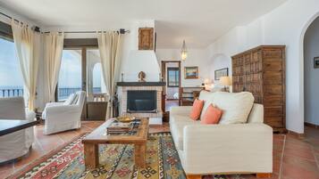 Una televisión, una chimenea