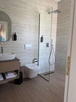 Habitación con 2 camas individuales, balcón, vistas a la ciudad | Baño | Ducha, secador de pelo, zapatillas y toallas