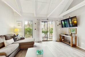 Living area - Palmetto Dunes Beach Villa | Golf, Pool,  Dogs OK (Hilton Head Island)