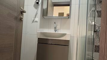 Appartement, balkon, uitzicht op meer | Badkamer