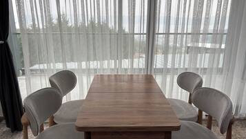 Appartement, balkon, uitzicht op meer | Dineren