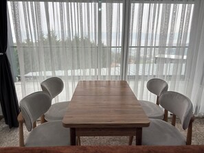Departamento Deluxe, balcón, vista al lago | Restaurantes