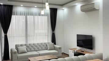 Condo, Balcony, Lake View | Ruang tamu