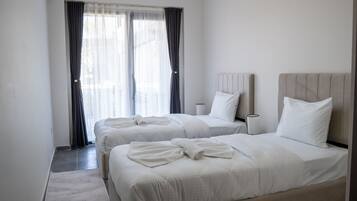 Luxury-Apartment, 3 Schlafzimmer | Laptopgeeigneter Arbeitsplatz, kostenloses WLAN