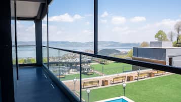 Classic-Apartment, Balkon, Seeblick | Terrasse/Patio