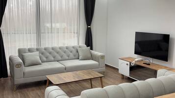 Condo, Balcony, Lake View | Ruang tamu