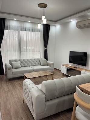 Condo, Balcony, Lake View | Ruang tamu