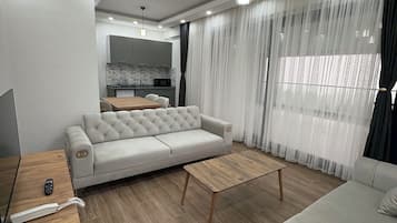 Leilighet, balkong, utsikt mot innsjø | Oppholdsområde