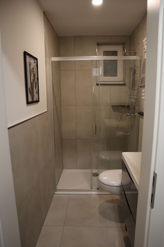 Beautifully renovated apartment right by the spa gardens