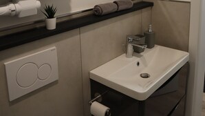 Dusj, hårføner, håndklær og toalettpapir