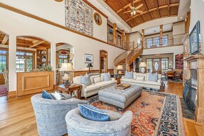Living area - The Boat House Oceanfront 6 bedrooms, 6 1/2 baths, Sleeps 24 (Edisto Island)