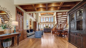 Un intérieur spacieux avec un plancher en bois, un escalier et un coin repas.