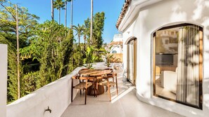 屋外ダイニングエリア