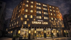 A multi-story hotel with a modern facade, large windows, and a prominent entrance. - Hotel Urban Lion - Delhi Airport (New Delhi)
