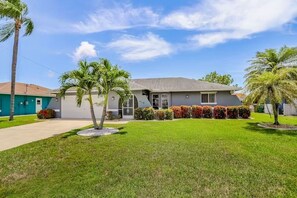 Exterior - Charming Retreat with Private Pool & 2 Car Garage (Cape Coral)