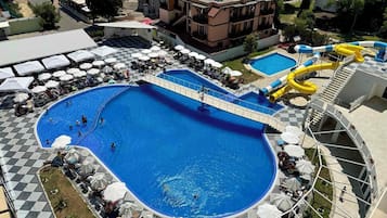 Außenpool (je nach Saison geöffnet), Sonnenschirme, Liegestühle