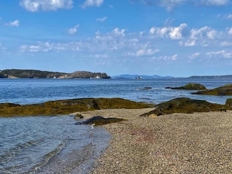 Playa privada y toallas de playa. Oakland House Seaside Inn & Cottages