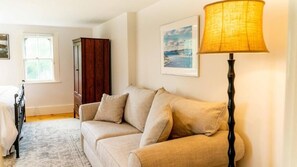 Superior Suite, Garden View | Living area