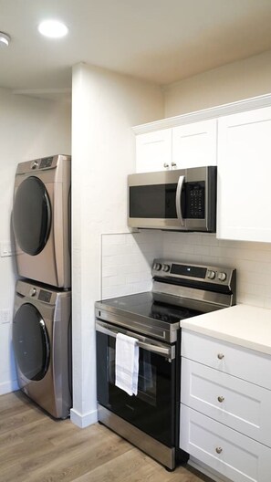 Réfrigérateur, four à micro-ondes, un four, surface de cuisson