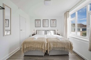 Room - Modern Comfort |4BR House for 11| Central & Quite (Essex)