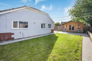 Exterior - Modern Comfort |4BR House for 11| Central & Quite (Essex)