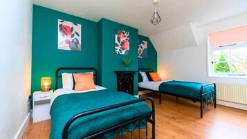 5 bedrooms, iron/ironing board, WiFi, bed sheets