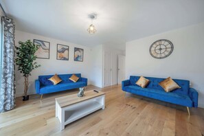 TV - 3 BR House | Driveway Parking | Modern Comfort (Hertfordshire)