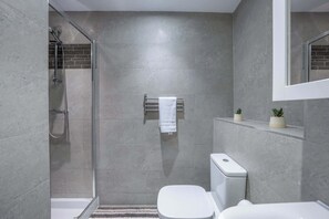Shower - 3 BR House | Driveway Parking | Modern Comfort (Hertfordshire)