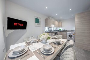 Dining - 3 BR House | Driveway Parking | Modern Comfort (Hertfordshire)