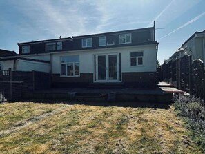 Exterior - Modern Comfort |4BR Home for 10| (North Weald Bassett)