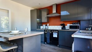 Private kitchen - Modern Comfort |4BR Home for 10| (North Weald Bassett)