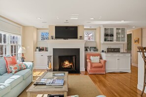 Living area - Walk to Famous Chatham Lighthouse Beach (Chatham)