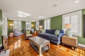 Living area - Walk to Famous Chatham Lighthouse Beach (Chatham)