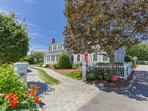 Property grounds - Walk to Famous Chatham Lighthouse Beach (Chatham)