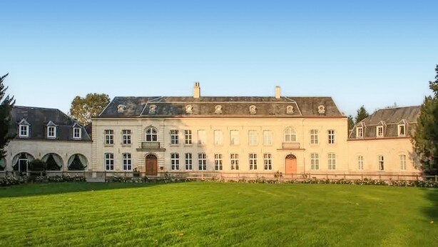 A large, historic building with multiple windows and a symmetrical facade, surrounded by a well-maintained lawn. - Cozy home in RUMINGHEM with WiFi (RUMINGHEM)
