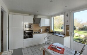 Fridge, microwave, oven, stovetop - Cozy home in RUMINGHEM with WiFi (RUMINGHEM)