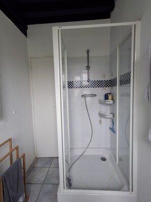Shower, hair dryer, soap, toilet paper - Enter the wonderful world of nature and the stars of Morvan (Arleuf)