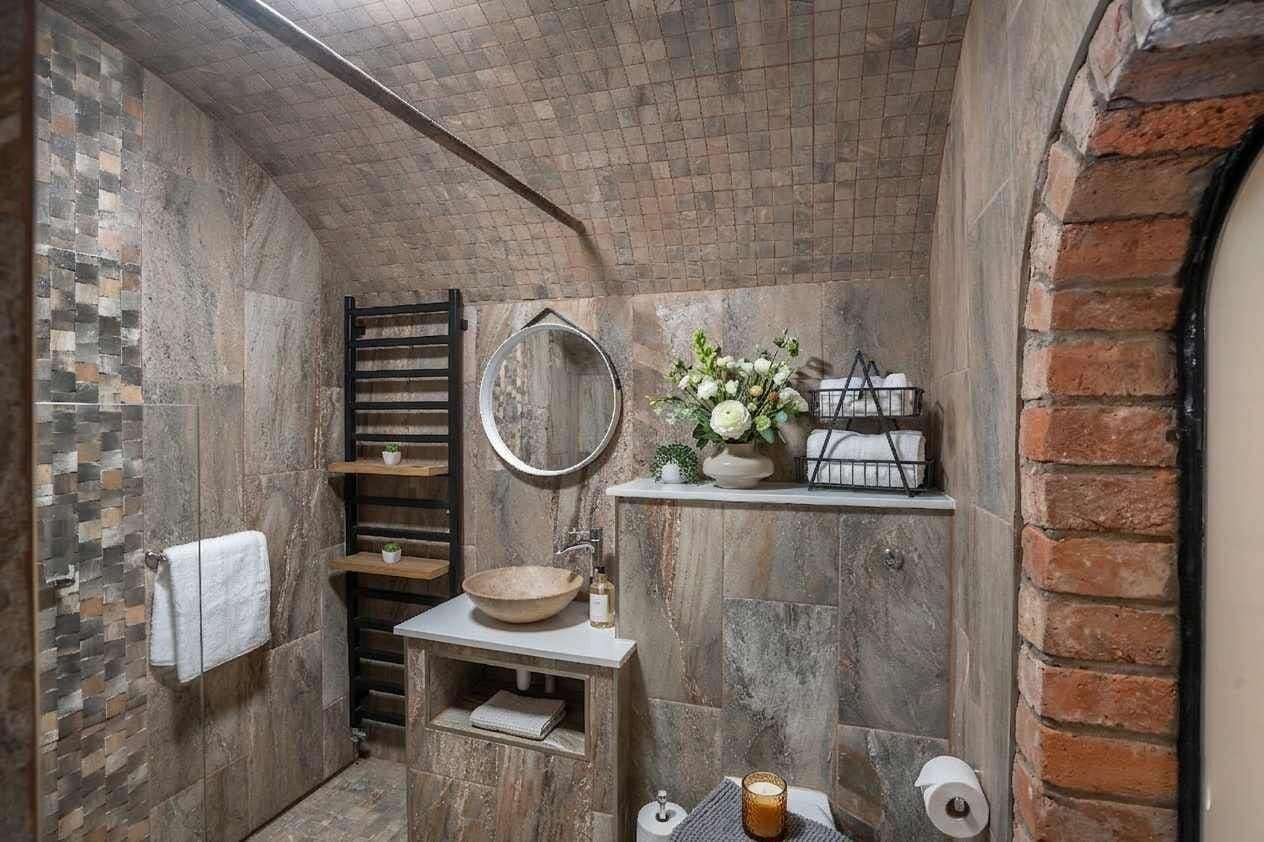 Een douche, een haardroger, handdoeken, shampoo