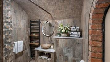 Een douche, een haardroger, handdoeken, shampoo