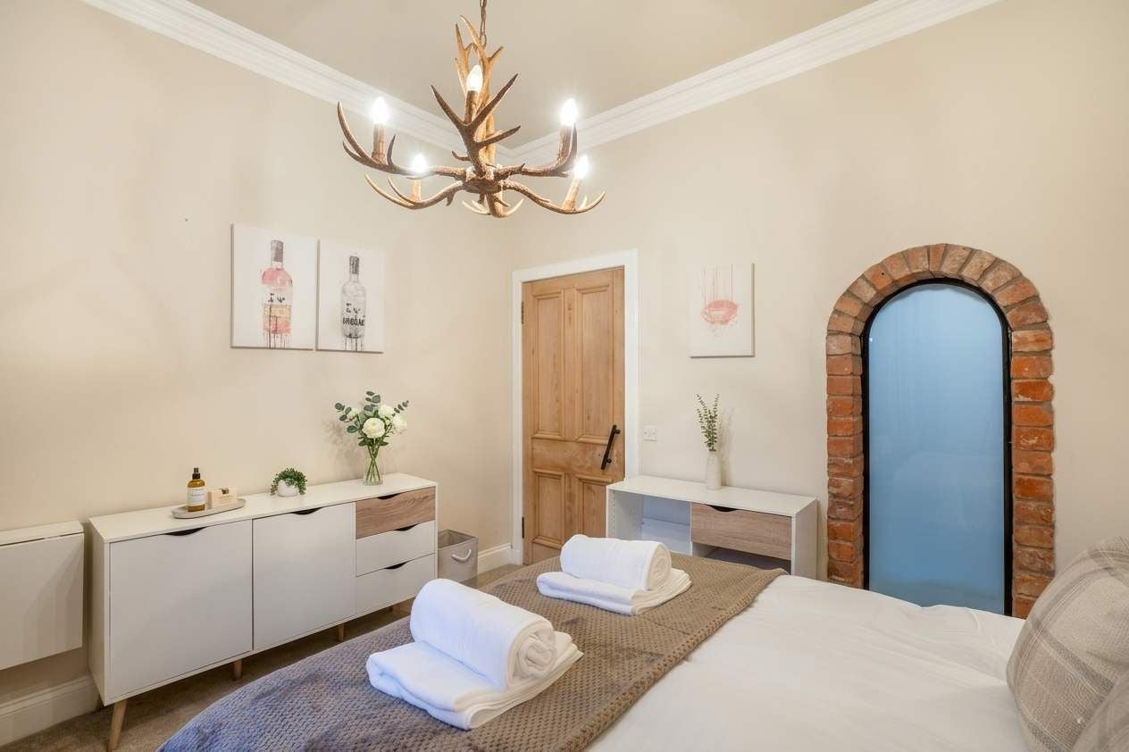 2 slaapkamers, een bureau, een strijkplank/strijkijzer, reisbedje