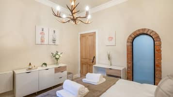 2 slaapkamers, een bureau, een strijkplank/strijkijzer, reisbedje