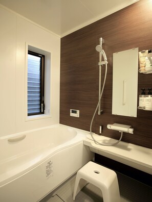 Shower, hair dryer, bidet, towels - Kiyomizuan Kiyomizuan Authentic Kyoto House (Kyoto)