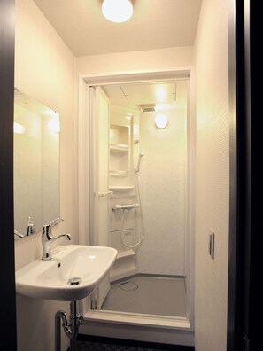 Een douche, een haardroger, een bidet, handdoeken