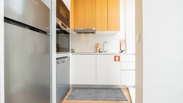 Kjøleskap, mikrobølgeovn, ovn og kokeplater
