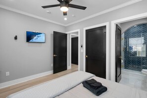 4 bedrooms, desk, iron/ironing board, WiFi